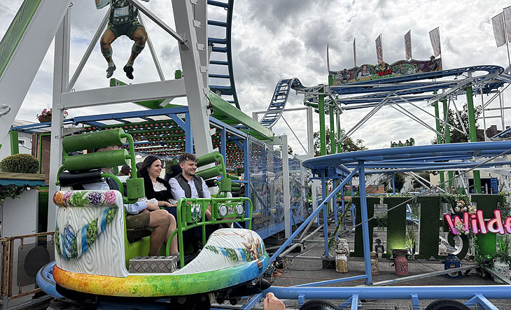 Heidi The Coaster mit neuem Gondeldesign 2025 zum zweiten Mal auf dem Oktoberfest (©Foto: Martin Schmitz) 